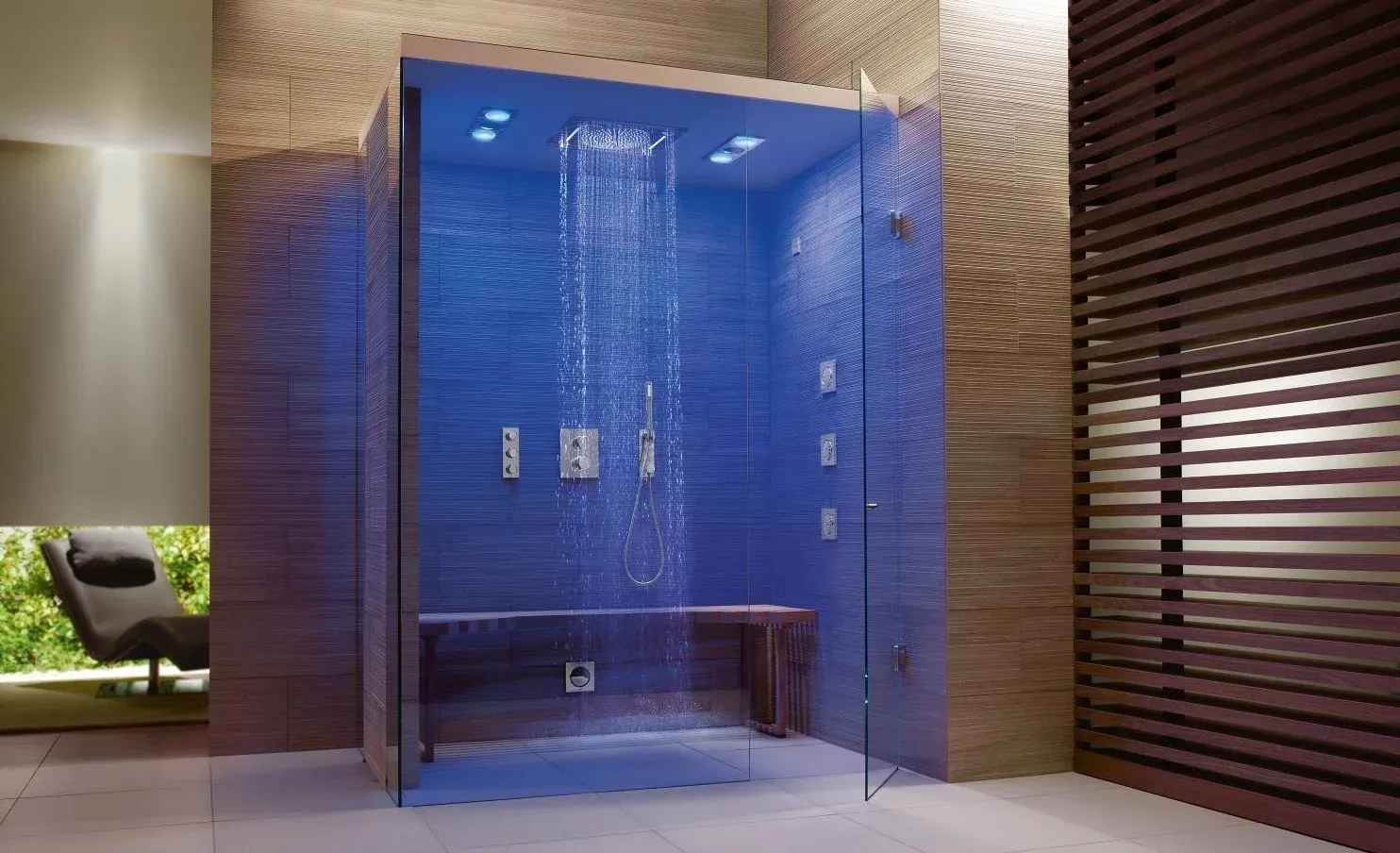 Modernes Bad mit ebenerdiger Regendusche und Glasabtrennung
